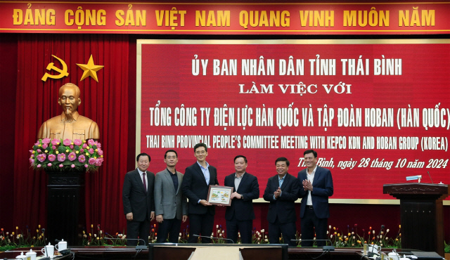 김대헌 기획총괄사장(사진 왼쪽에서 세번째)이 베트남 타이빈성을 방문해 베트남 신도시 개발사업과 대한전선의 베트남 법인 '대한VINA' 생산 기지 확장 등 협력 방안을 논의했다. [호반건설 제공]